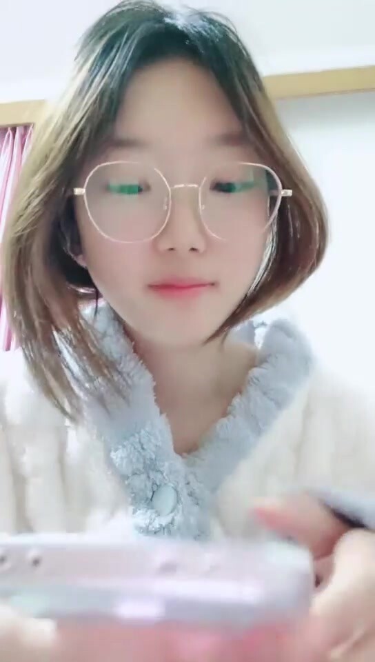 【安安寶貝】新人學生妹在宿舍，清純眼鏡小姐姐，外表乖乖女，私下很淫蕩，三點全露上下都粉嫩很棒 (1)