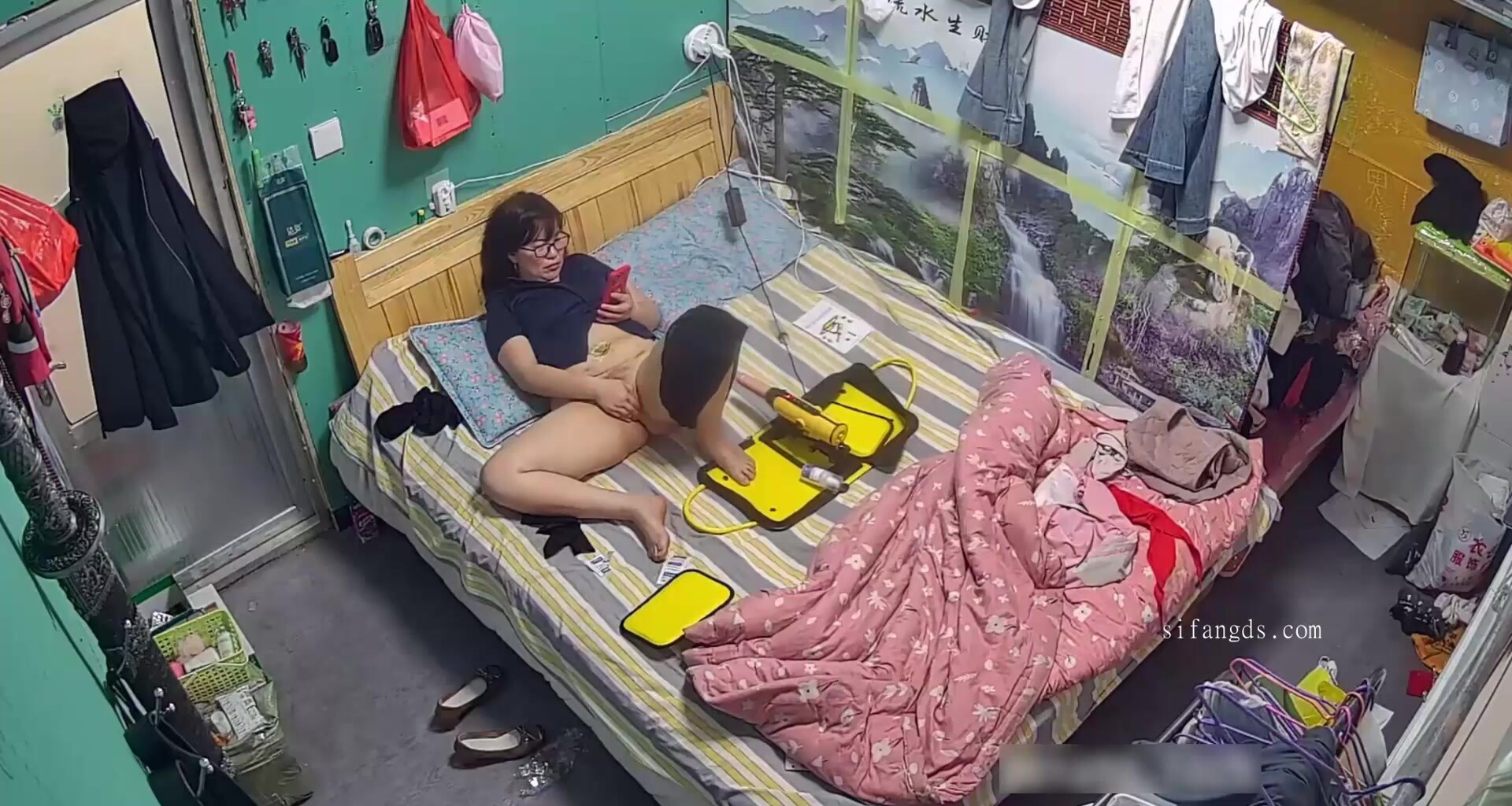三月家庭臺流出最反差的一位職場風格母親打發女兒出門後拿出了一個專業炮機看著影片猛插騷穴