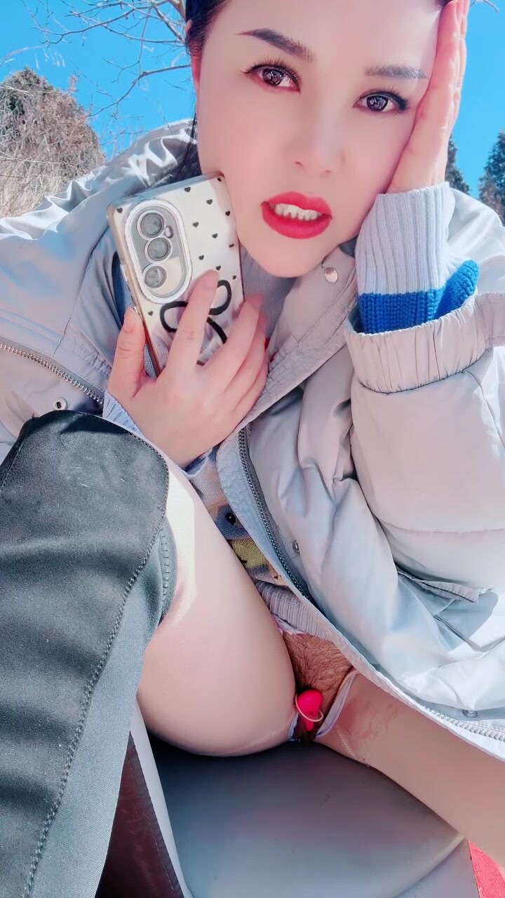 劇情演繹：陽光明媚好天氣，騷貨戶外摳逼，心癢難耐 找了男人野戰，被一頓狂艹內射！