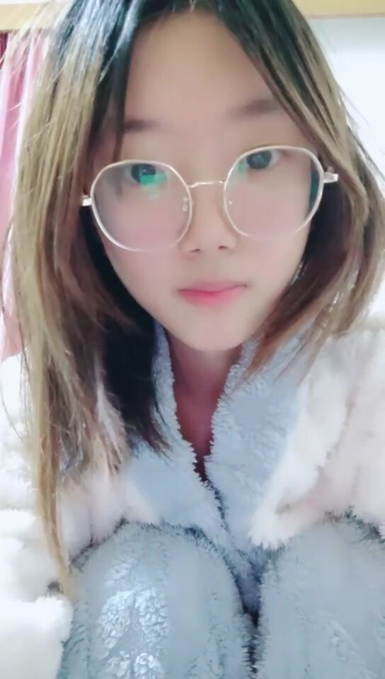 【安安寶貝】新人學生妹在宿舍，清純眼鏡小姐姐，外表乖乖女，私下很淫蕩，三點全露上下都粉嫩很棒 (3)