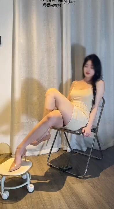 【新作門檻更新】播音系05女大，A4腰漫畫腿，推特女神【小美】訂閱福利，露出道具自慰，高潮噴水(3V) (1)