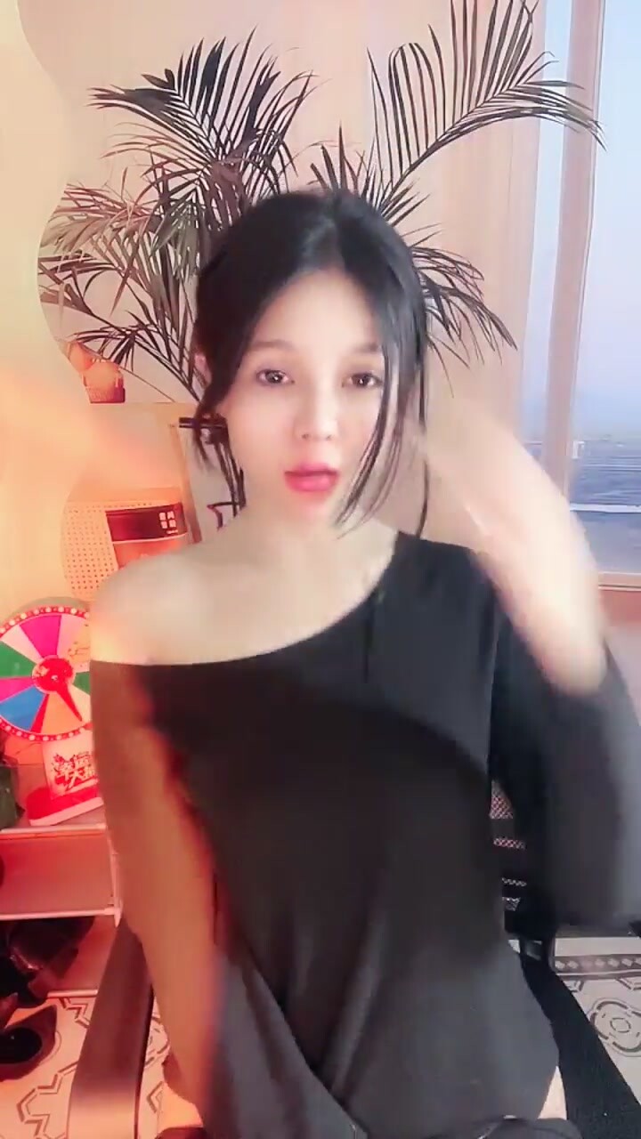 【小少婦以下海】新人舞蹈御姐， 超騷~超漂亮~道具自慰~尿尿，甜美可人標準的校園女神長相 (2)