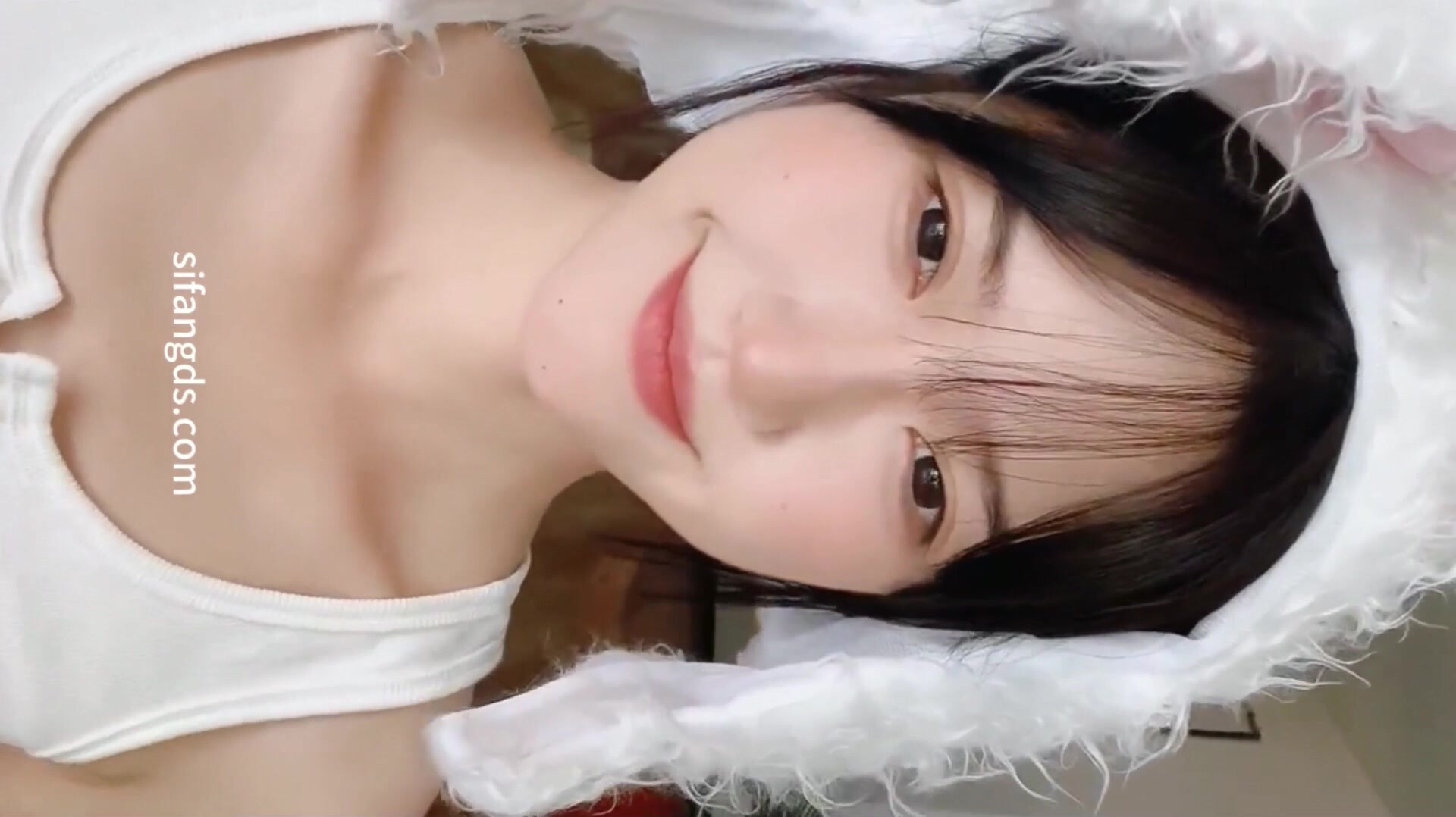3月流出廁拍精品屌絲男幾年前藝校校園搭訕假裝問女同學路然後闖拍女廁偷拍她們尿尿