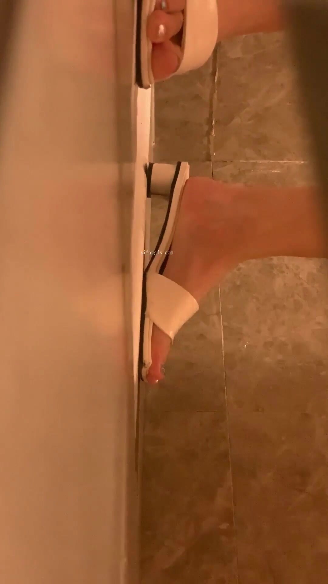 一月新流出魔手外購經典廁拍《高根美足美女全記錄》高跟美足可惜固定拍攝部分沒有拍到臉 (2)