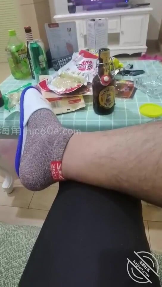 《兄妹亂倫》在把妹妹灌醉之後給強行脫了褲子給上了然後妹妹就一直哭吵著鬧著要回老家