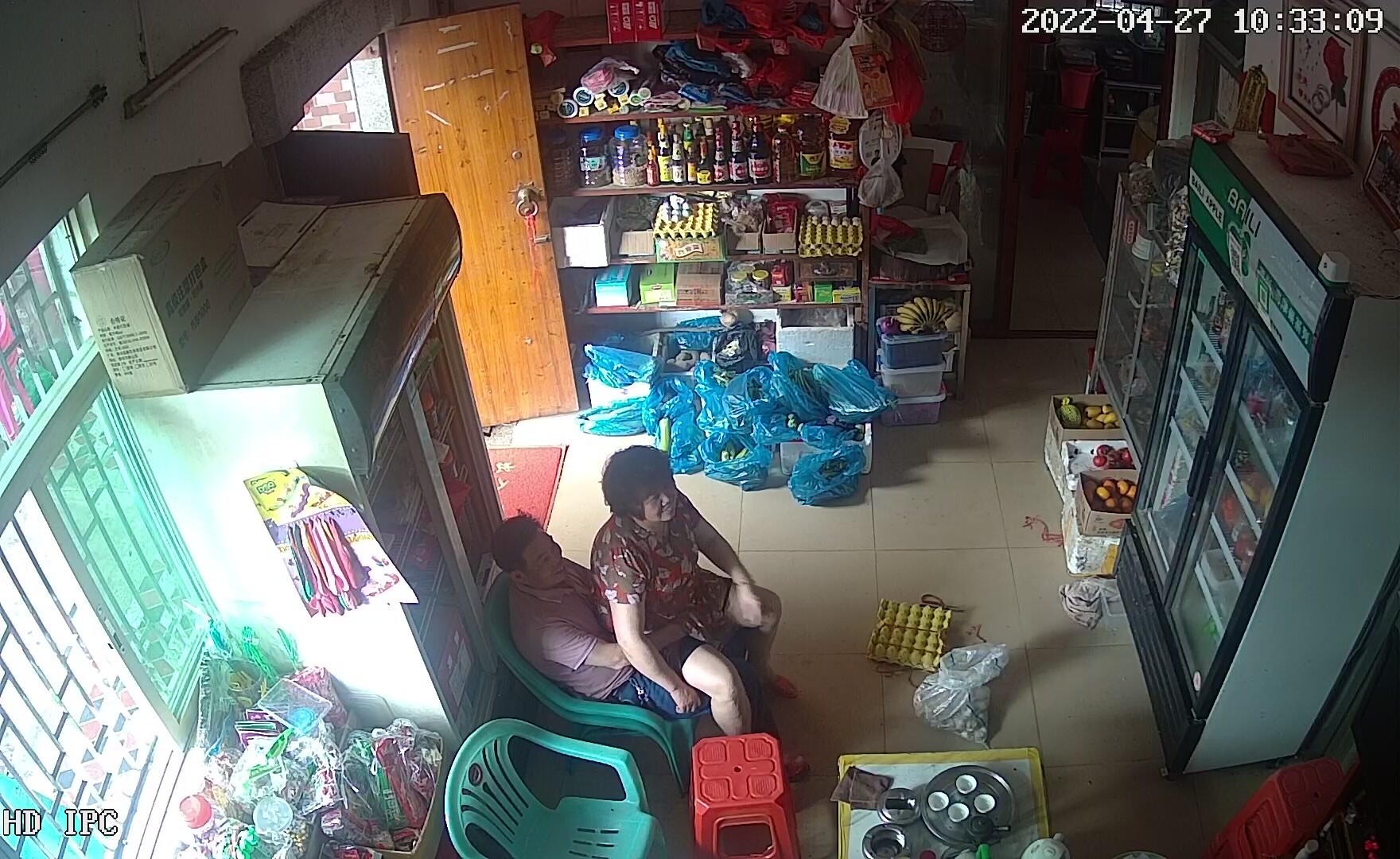 《精品偷情洩密》農村小商店監控破解真實偷拍小叔子與開商店的嫂子勾搭成奸大白天人來客往也忍不住在店裡幹摳逼吃奶 (2)