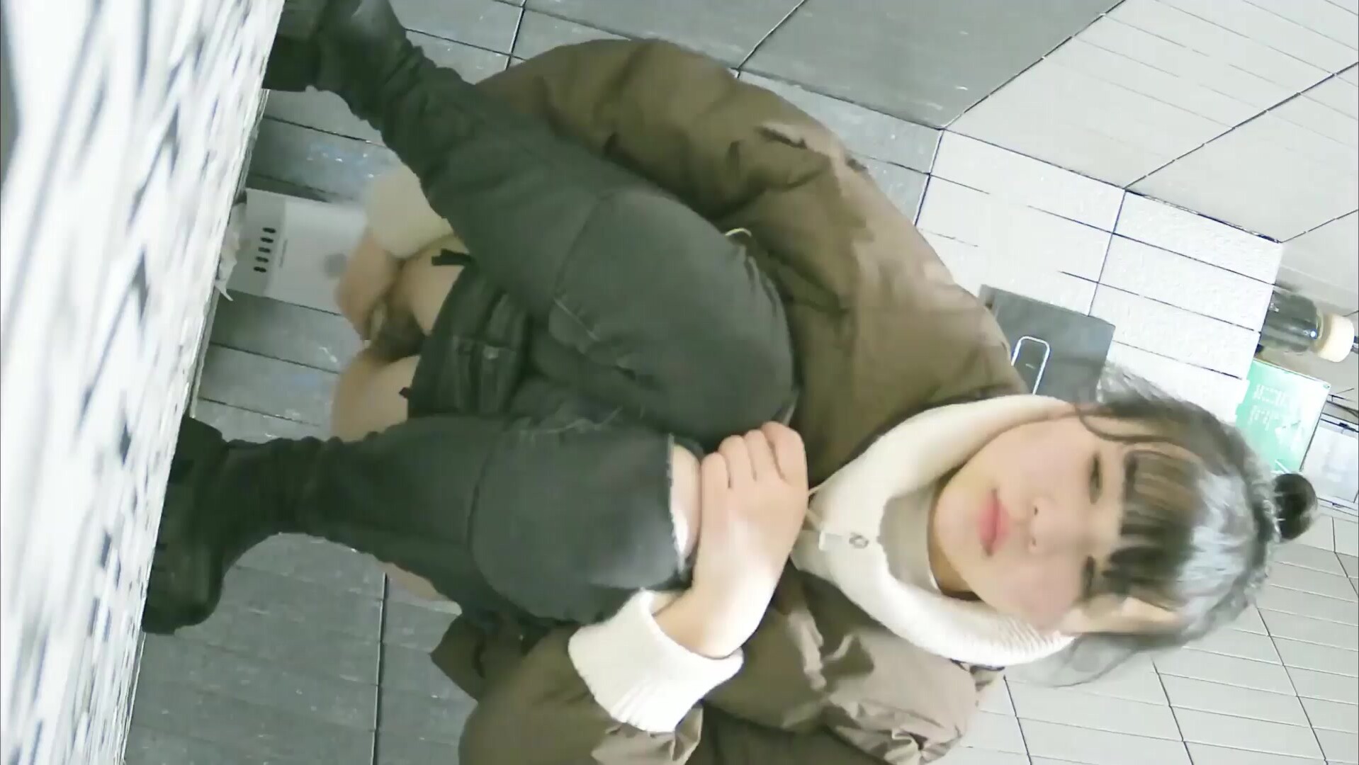 二月新流出精品廁拍寫字樓女廁前後景偷拍女同事尿尿笑容甜美的健美褲白虎女同事仔細看她擦逼