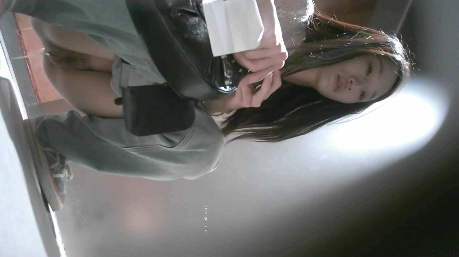 二月新流出精品廁拍美女如雲商場女廁前景偷拍美女尿尿無毛美女、靚妹