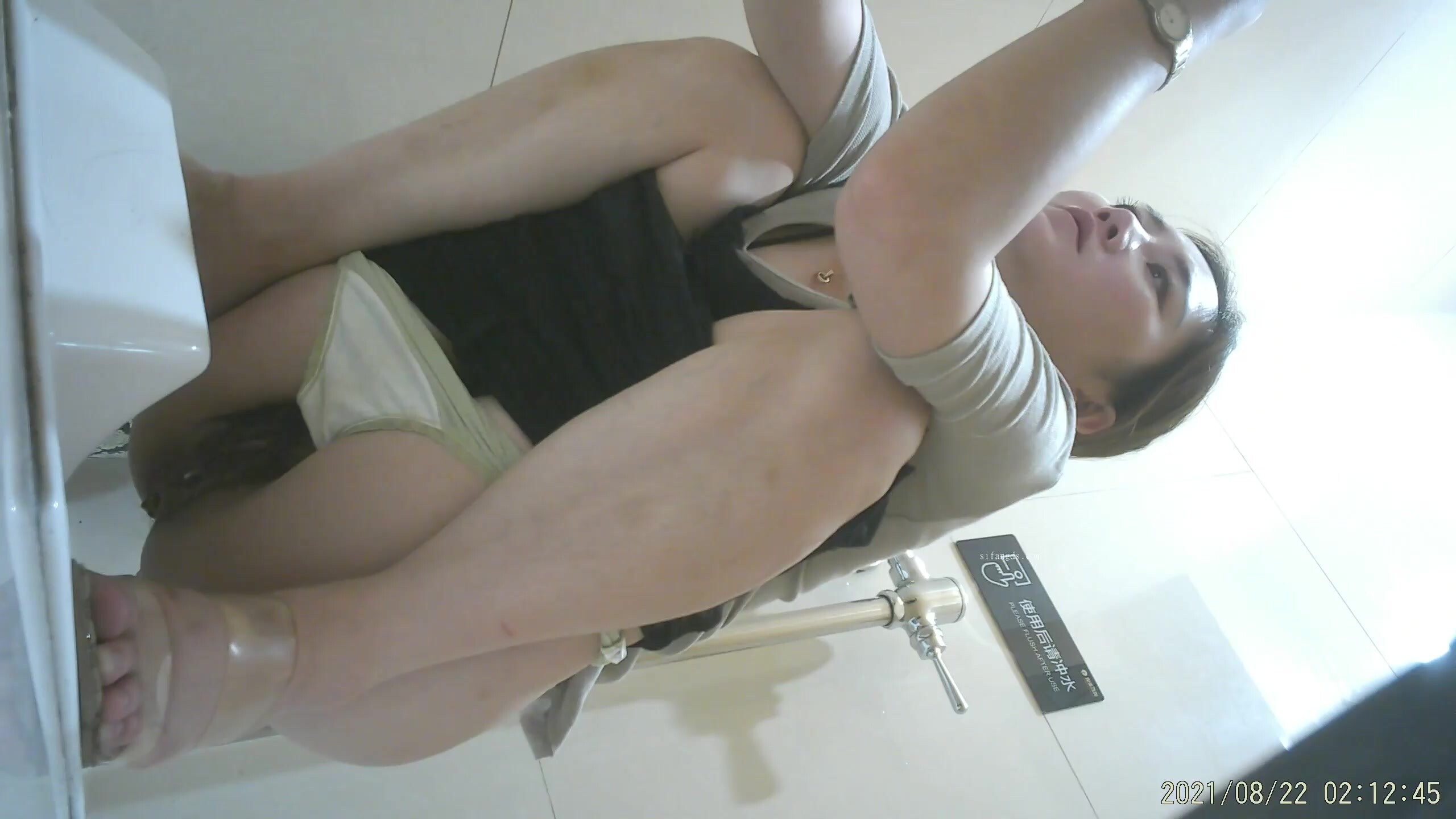 四月流出魔手外購酒吧女廁前後景偷拍小姐尿尿紋身靚妹兩次被拍