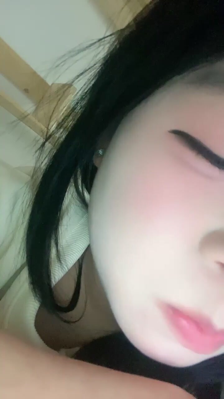 【真實反差大學生】土豪高價定製，新人下海，童顏巨乳【甜甜甜甜醬】38D大奶超迷人，宿舍瘋狂扣屄 (3)