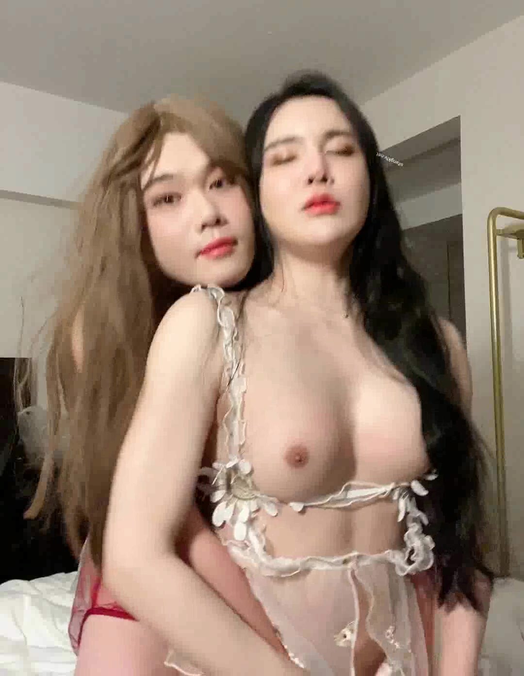 《重磅核彈稀缺資源》潘霜霜私密獵奇部落付費群貴賓席專屬福利~顏值巔峰八位極品CDTS露臉各種淫蕩自拍~各個絕品~最懂男人的人 (1)