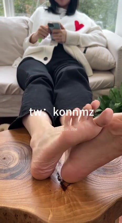 希臘腳女孩的絕美足拍+腳底滴蠟搔癢_超性感的