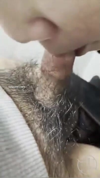 媽媽的小穴流出了濃濃的淫液，而我用精液灌滿了媽媽的小嘴