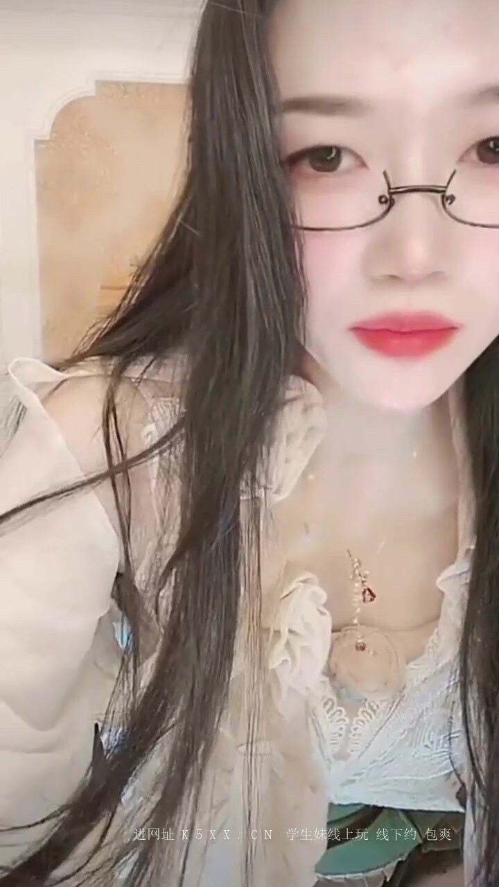 稀有玩法，穿著牛仔褲戶外噴尿直播間上演噴泉，為什麼她這麼浪還這麼多淫水！表面女神私下是噴水小淫娃！(2)