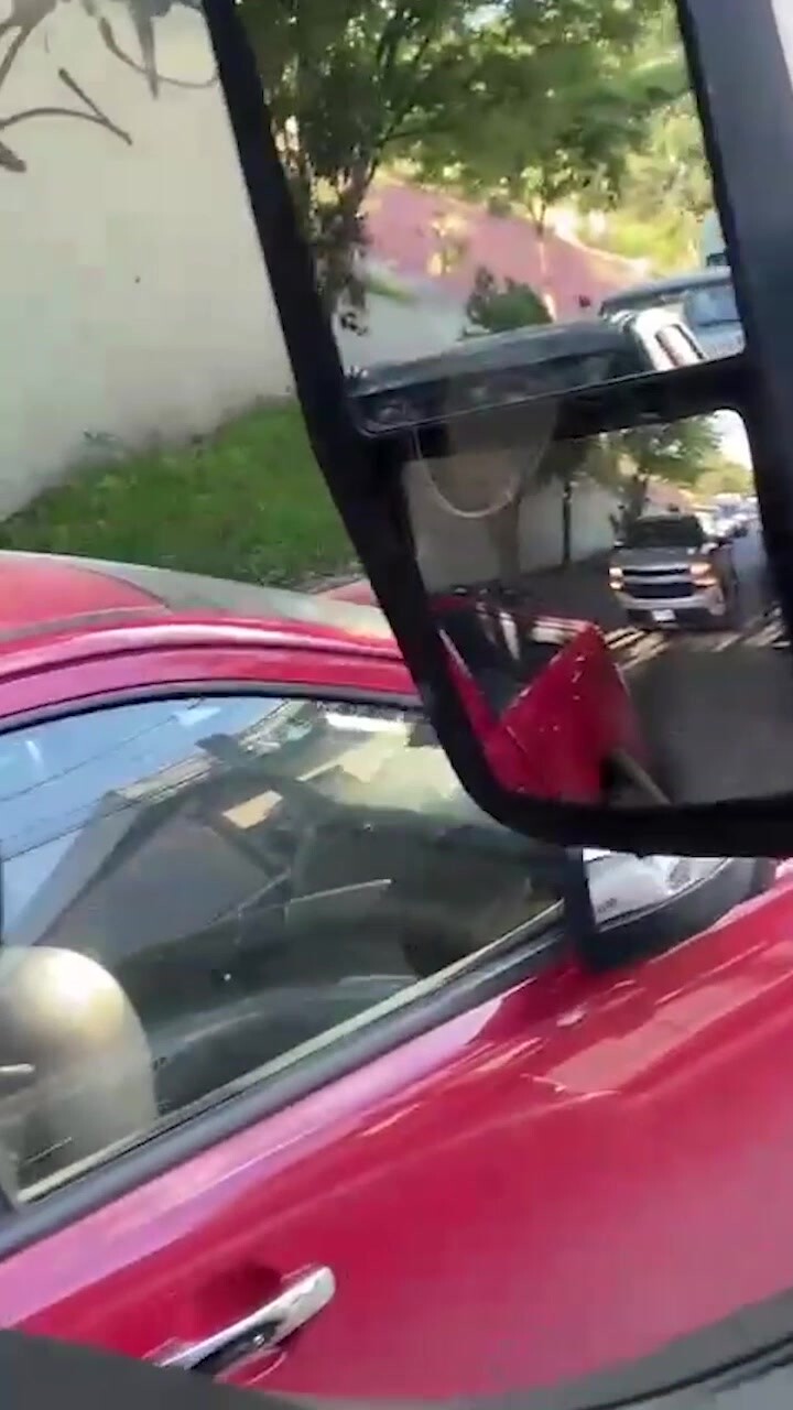 等紅燈的時候旁邊車的大哥一邊開車一邊扣副駕駛妹子的逼,錄下來發給交警駕叔叔扣他分