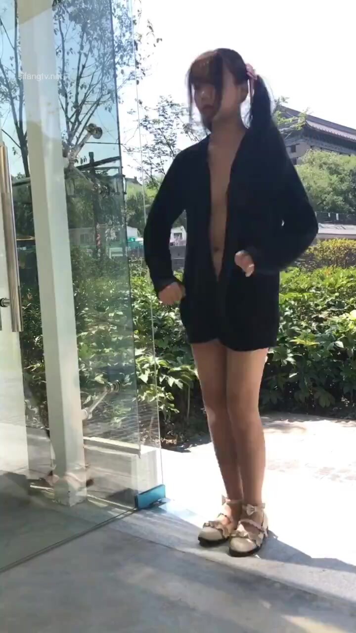 街上裸體跳舞