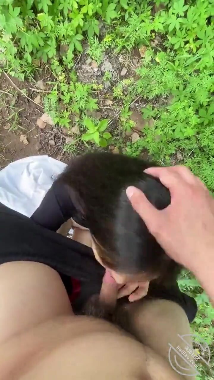 路過少婦房東所在地，三請八邀的才出來，按在河攤上操她！
