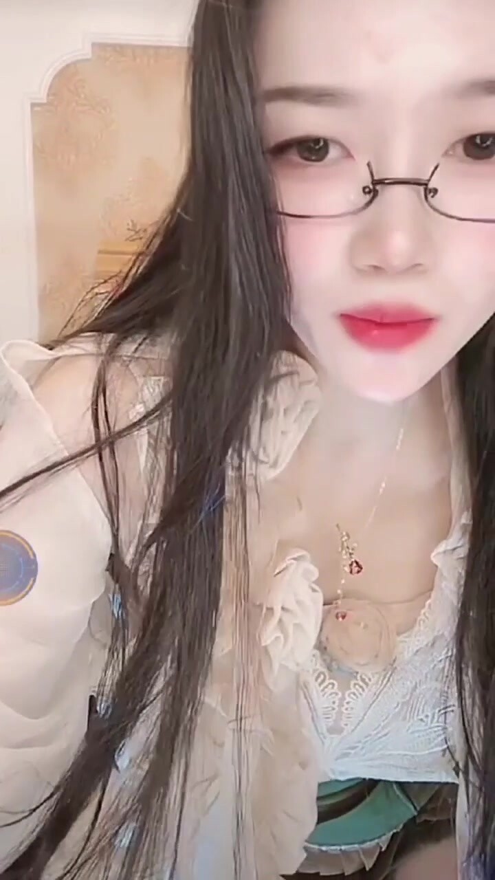 稀有玩法，穿著牛仔褲戶外噴尿直播間上演噴泉，為什麼她這麼浪還這麼多淫水！表面女神私下是噴水小淫娃！(1)