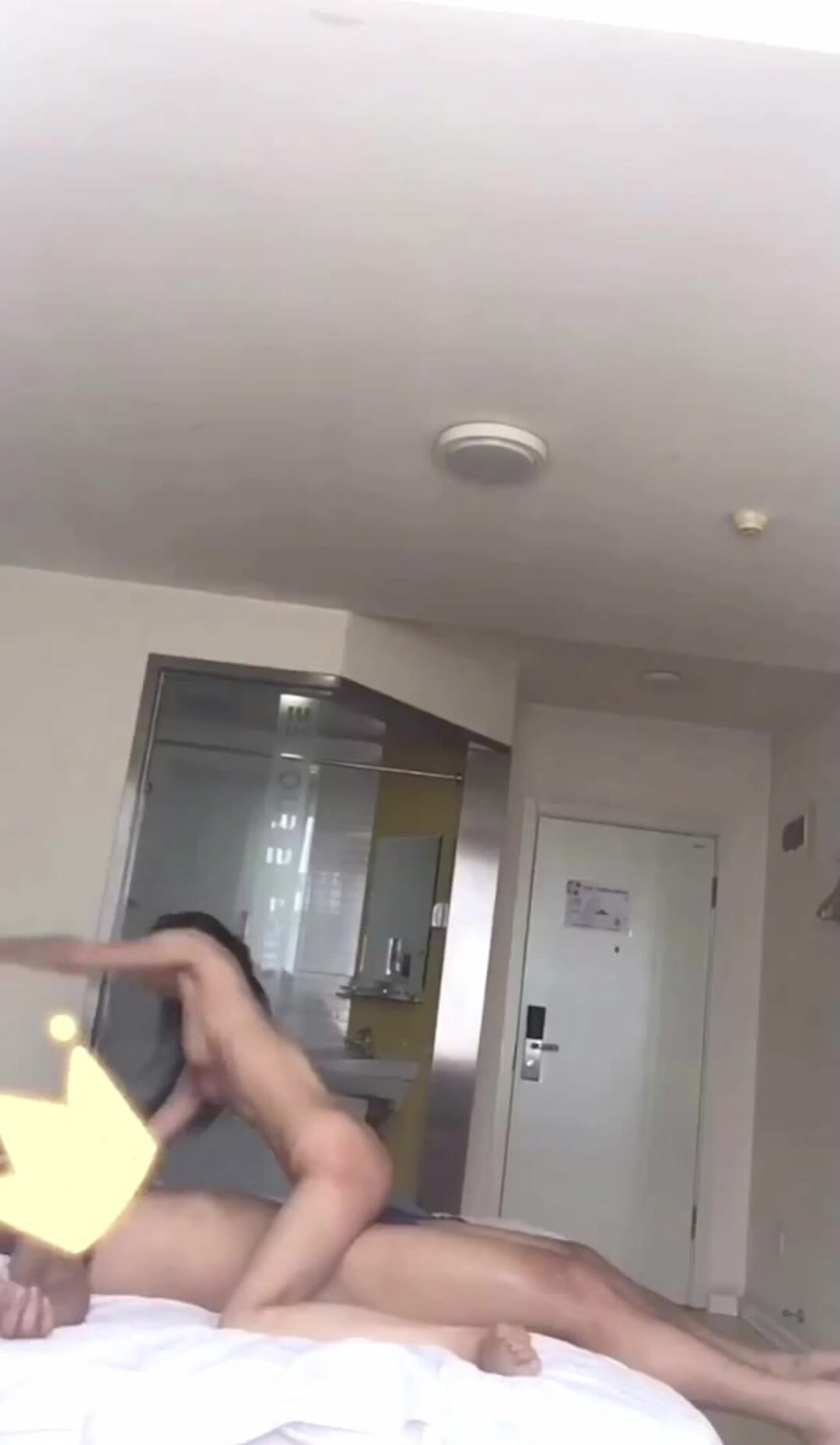 極品反差婊：小情侶酒店激情啪啪啪，無論男女艹逼技術都是一流，整個房間都是她們的戰場，太兇太猛了，一片狼藉！