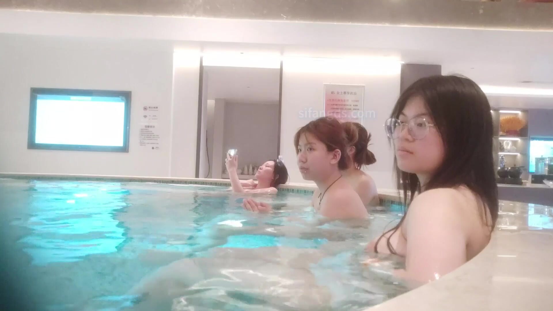 五月新流出國內洗浴會所近距離偷拍浴池化妝間的年輕美女浴客