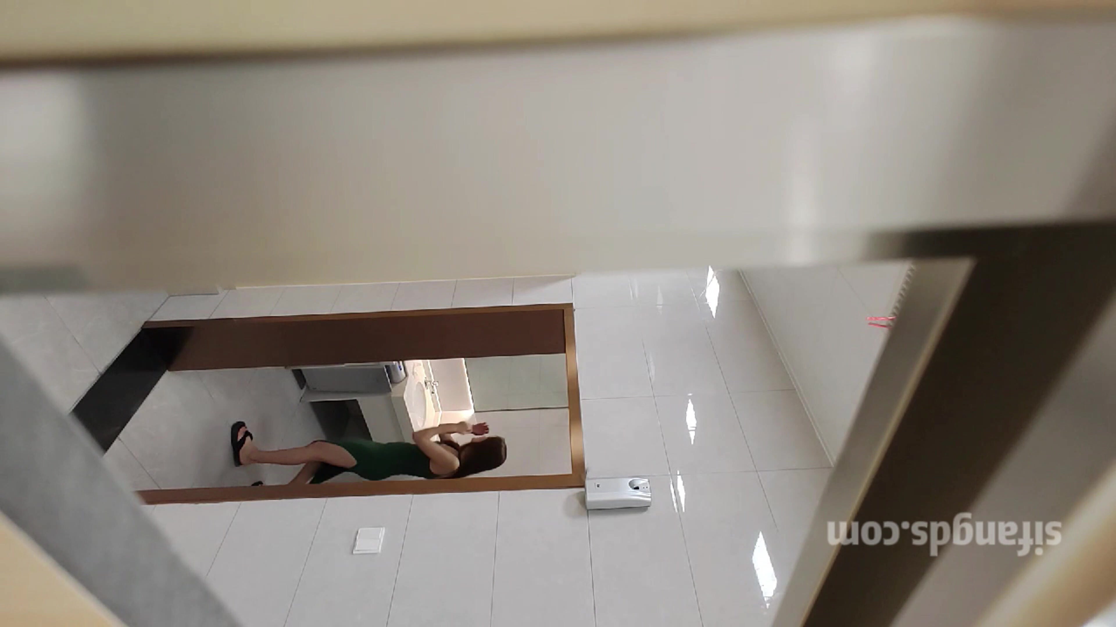 短劇女演員辦公樓女廁蹲守偷拍一個漂亮女演員來上廁所尿尿小姐姐不愧是演員逼很嫩很美