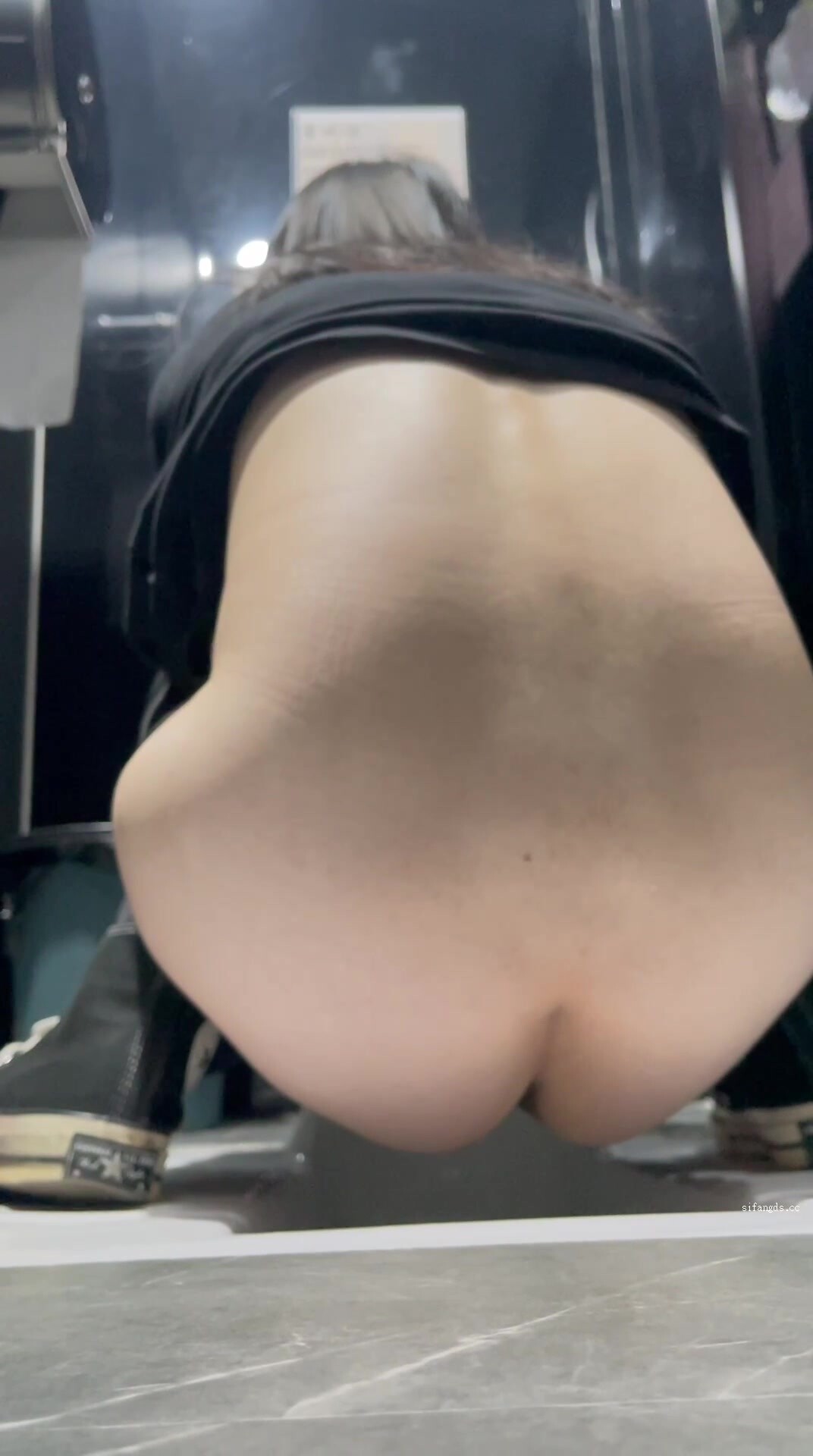 餐廳女廁全景偷拍三位美女的各種小黑鮑魚