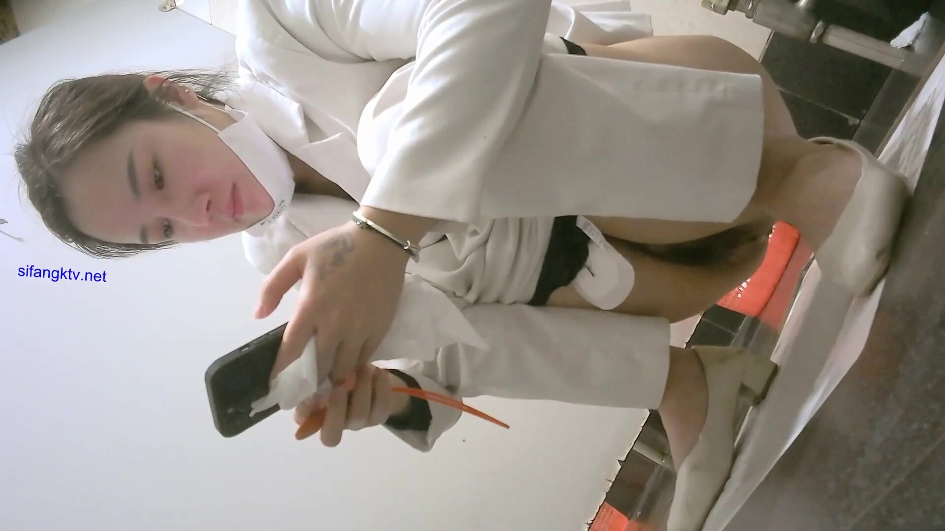 酒店女廁全景偷拍多位美女職員的各種極品鮑魚
