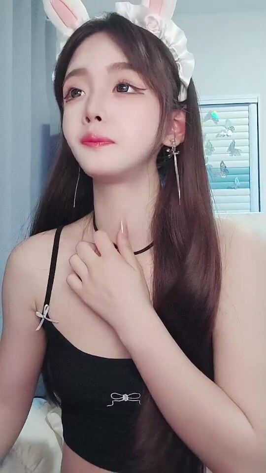 【小饞貓】高顏值白富美，抖音網紅女神還是下海了，美到爆究極反差，誘人裸舞，臉穴同框自慰噴水