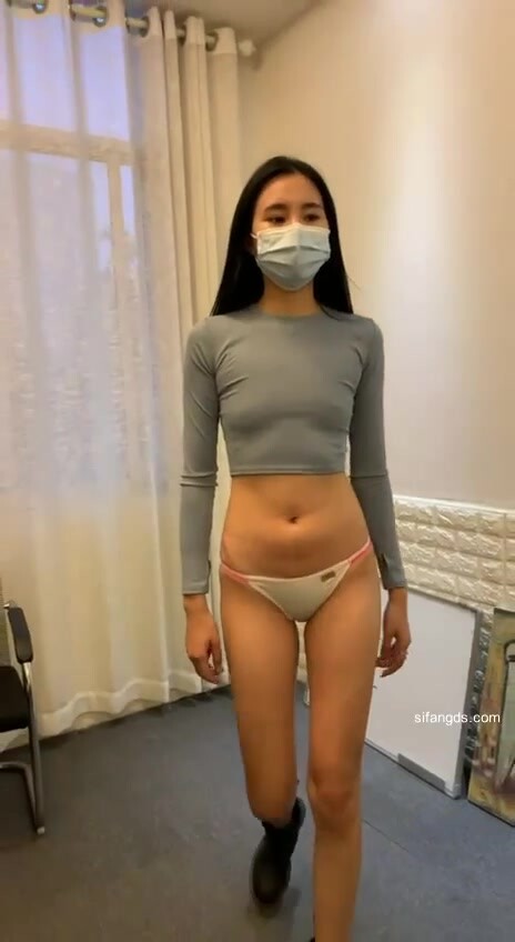 攝影師忽悠幾個舞蹈培訓班的學妹穿上絲襪拍攝藉機鹹豬手摸逼有個妹子成功被操 (2)
