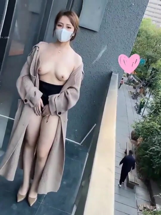 誰能想到一件普通的風衣下隱藏著一具優美的軀體，和一個狂野的靈魂