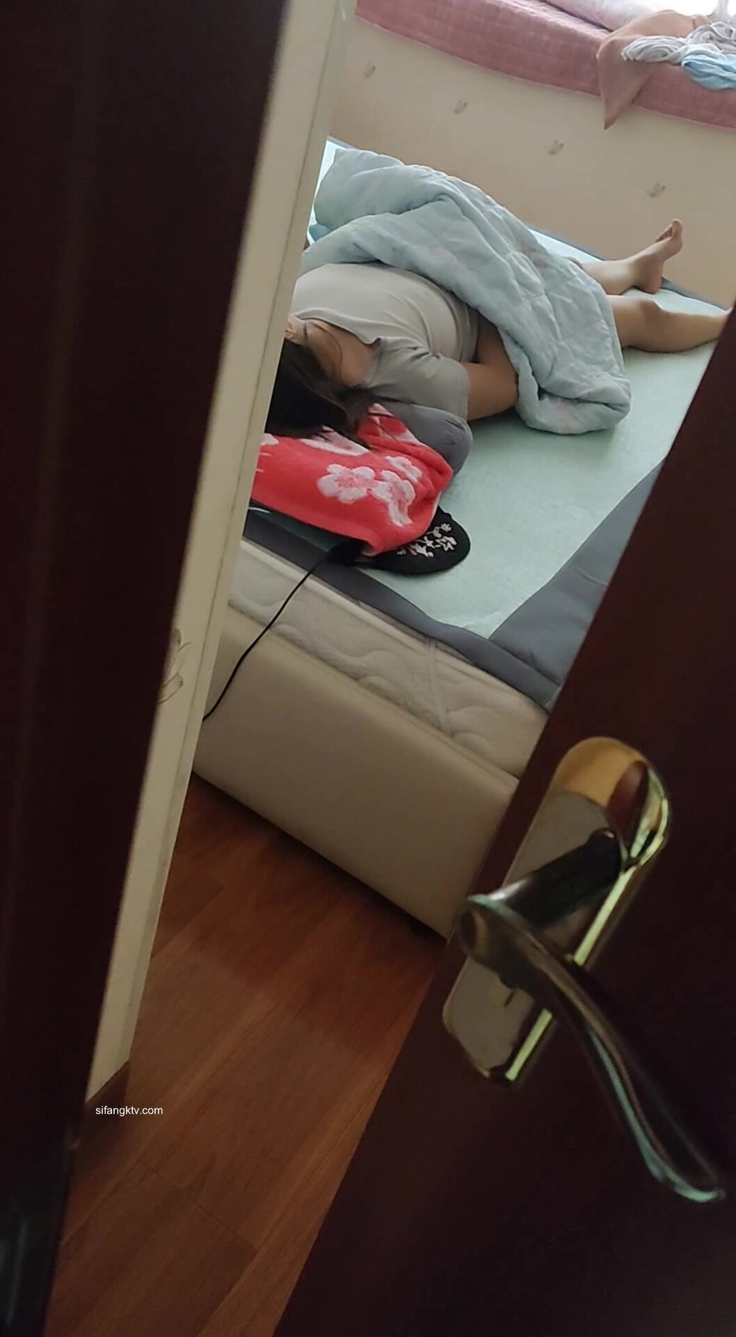 【媽媽的秘密】學生G偷拍媽媽並偷看媽媽手機發現她偷情