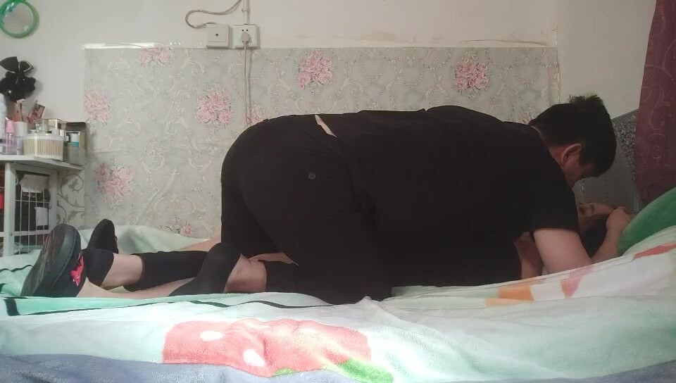 【戀哥】偷拍網戀奔現 ！離異良家，到女主閨房喝酒聊天， 男主連攻3輪只能脫到剩內褲不給操 (2)