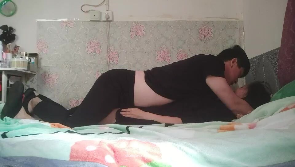 【戀哥】偷拍網戀奔現 ！離異良家，到女主閨房喝酒聊天， 男主連攻3輪只能脫到剩內褲不給操 (3)