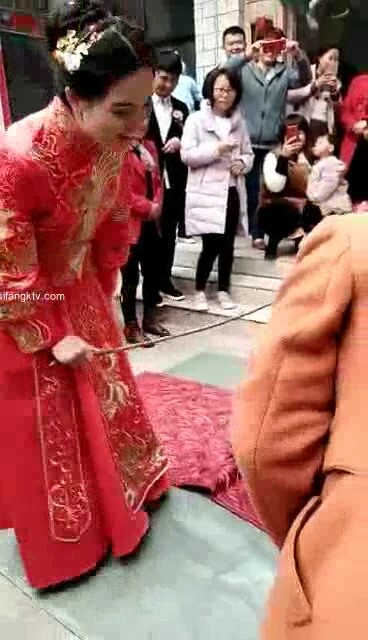 【經典婚鬧】新婚鬧洞房 惡搞新娘、伴娘 花樣多玩的瘋第二部 (4)