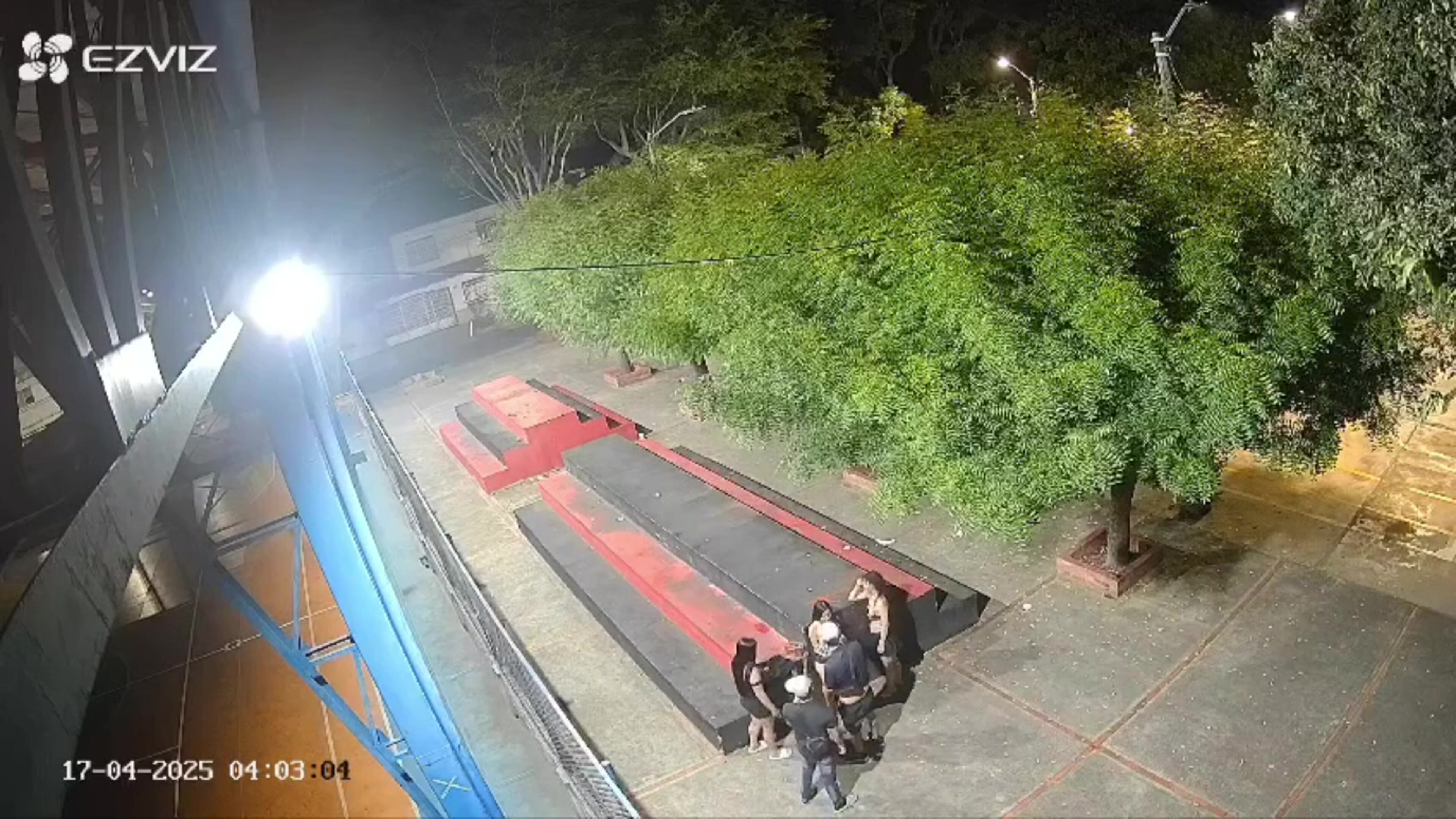 獵奇：國外二男三女深夜公園群P，場面十分淫亂，不過就是太快了，沒幾下就射精交貨了！