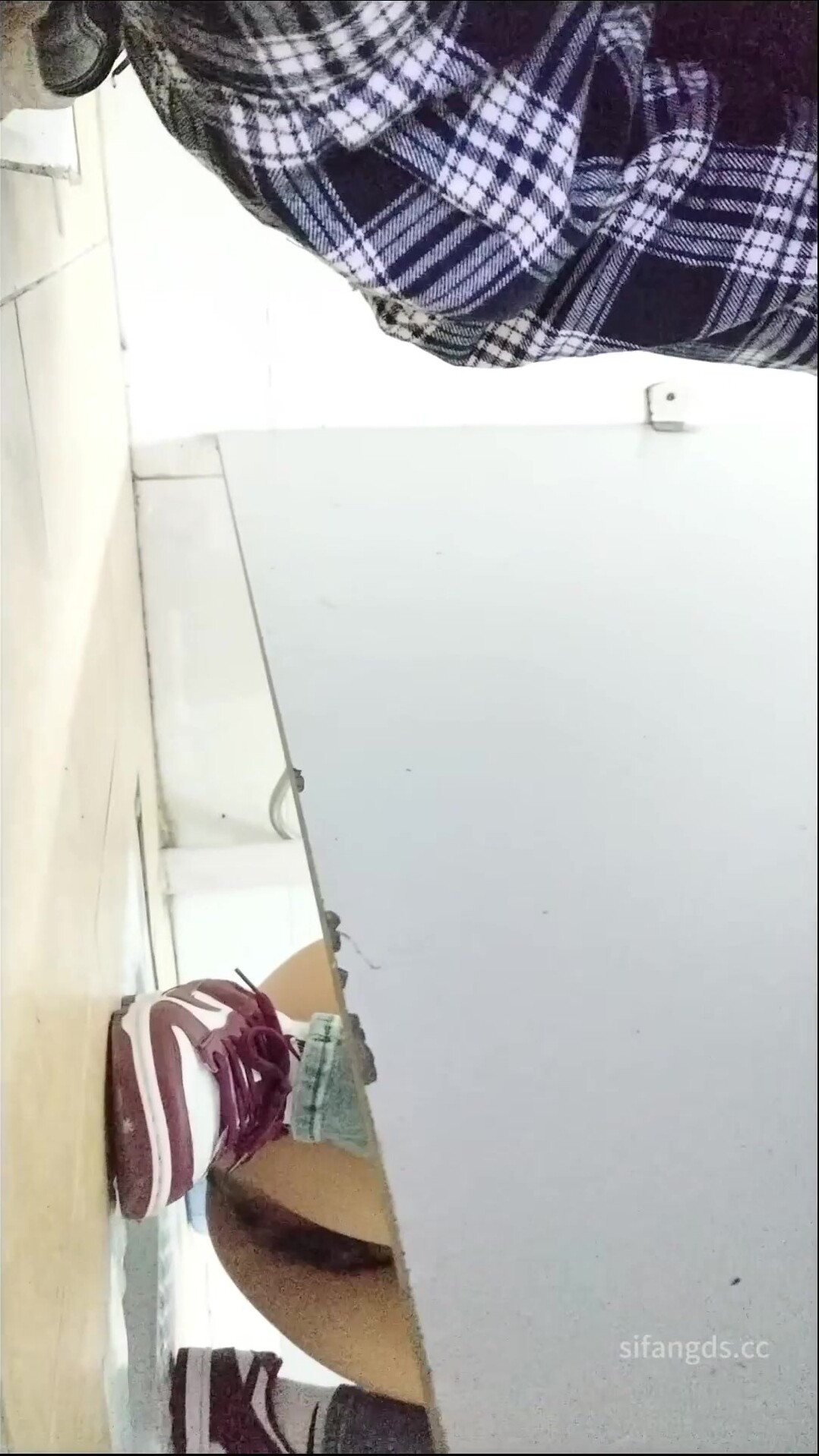 藝校女廁近距離貼B拍幾位學妹的各種極品嫩鮑魚