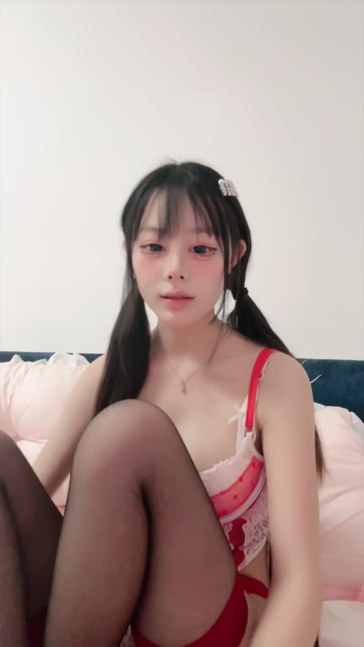 【小童~06年女大】雙馬尾嬌弱嫩妹全程露臉性愛，年輕真好，連做愛都充滿活力激情 (2)