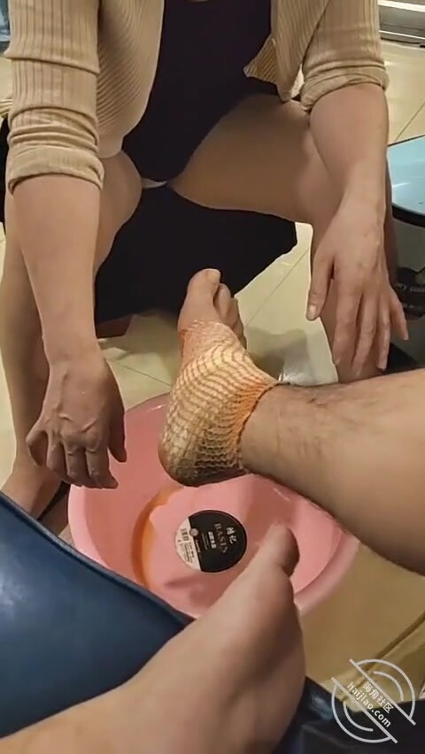 爆草穿絲襪的老媽，爆菊花捅屁眼