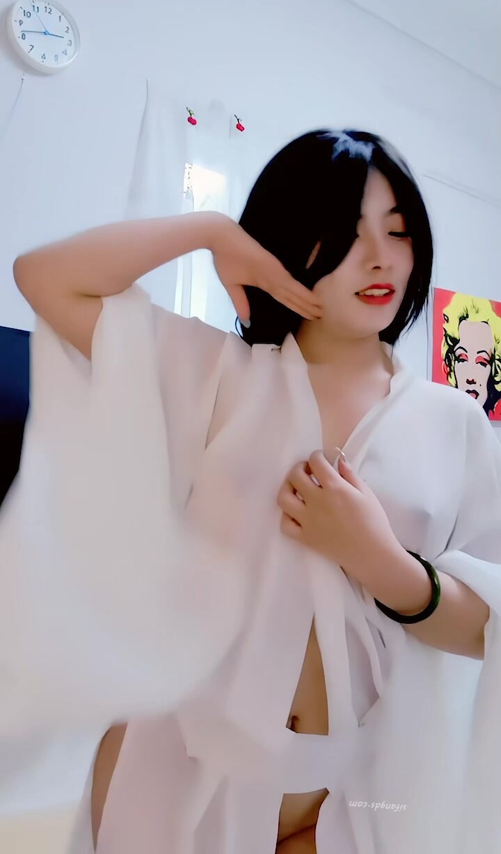 【高顏反差美少女】長安城抖音風藝校才女楊曉花定製露臉福利，現代古風各種裸舞，又美又欲，值得一看