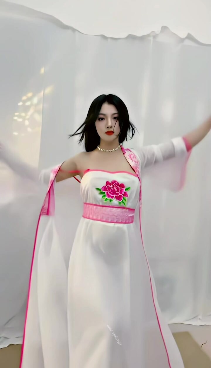 【高顏反差美少女】古風露臉抖音風藝校才女 楊曉花定製露臉福利，現代古風各種裸舞，又美又欲，值得一看 (3)