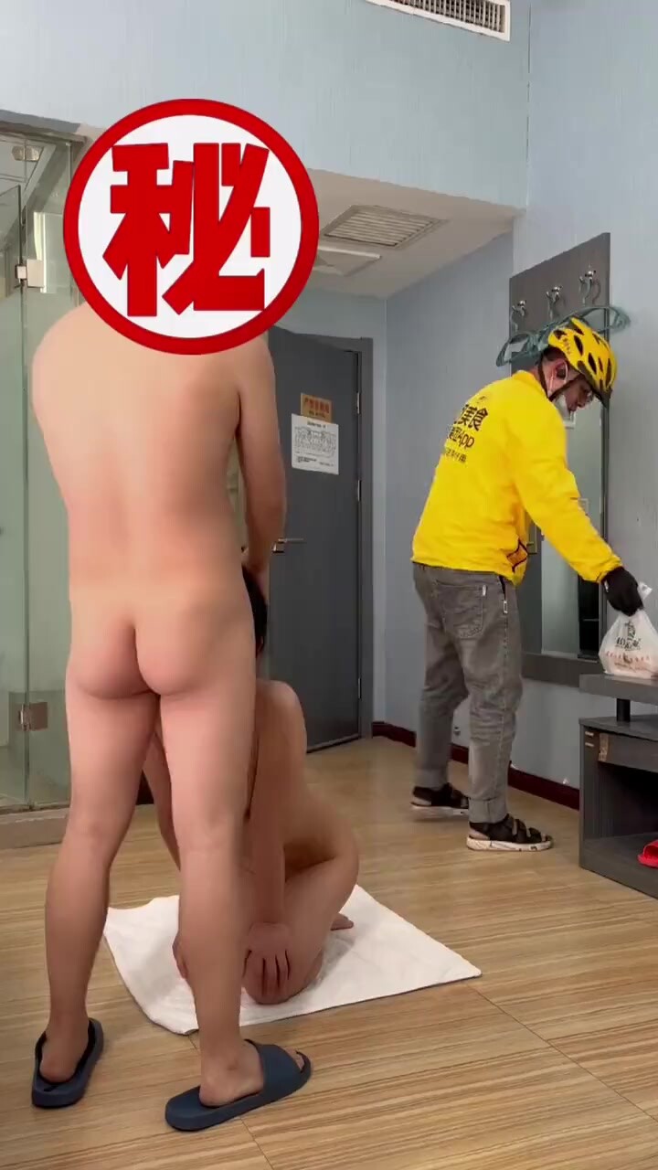 超級大膽的小林跑去體育生教室視窗尿尿