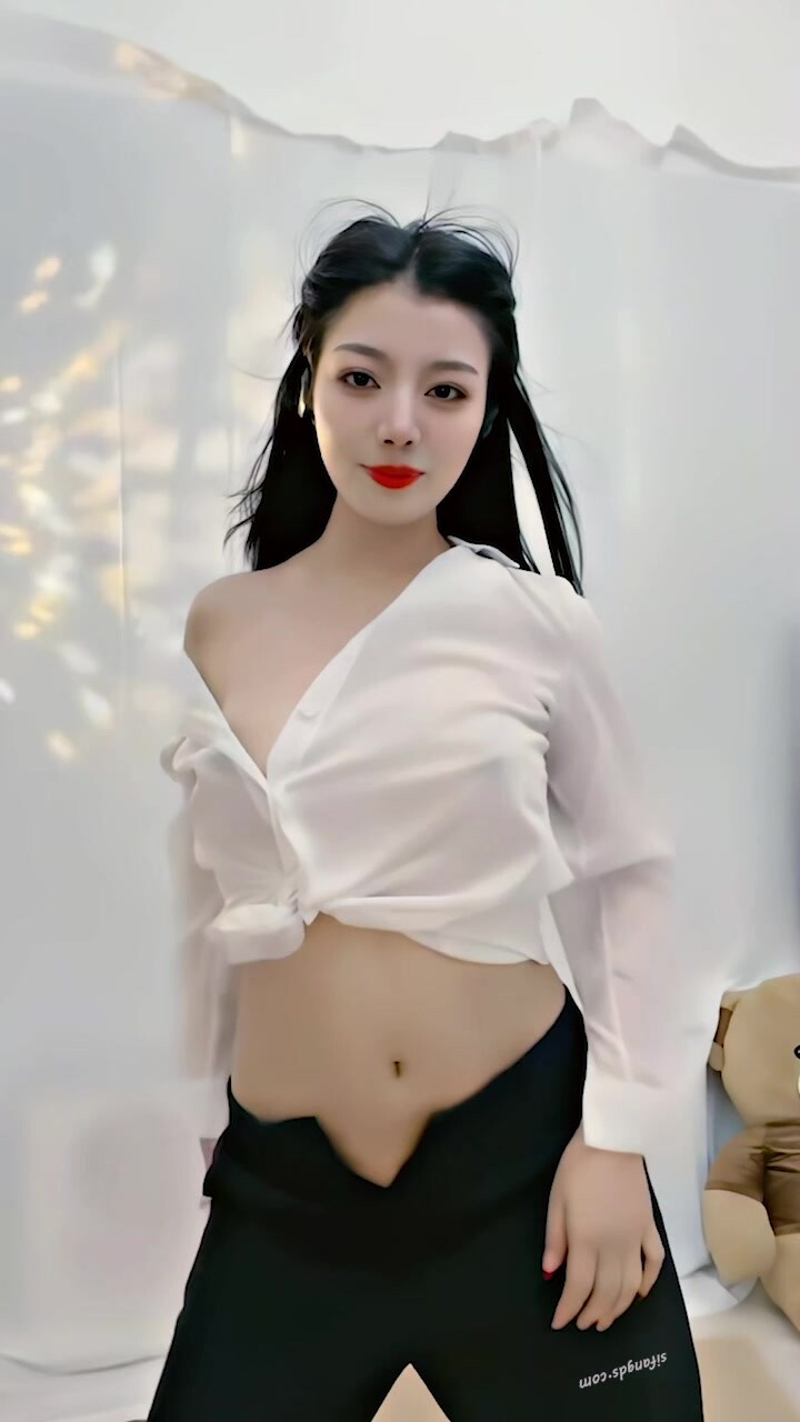 【高顏反差美少女】開摩托露臉抖音風藝校才女 楊曉花定製露臉福利，現代古風各種裸舞，又美又欲，值得一看