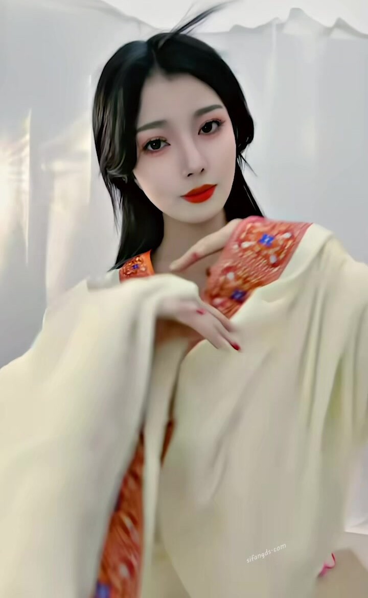 【高顏反差美少女】古風露臉抖音風藝校才女 楊曉花定製露臉福利，現代古風各種裸舞，又美又欲，值得一看 (2)