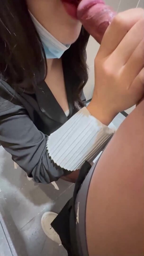 【姐弟亂倫】會噴水的親姐姐 - 網咖裡跳蛋調教姐姐直接在廁所打炮，水汪汪騷穴玩噴尿又濕又滑後入內射