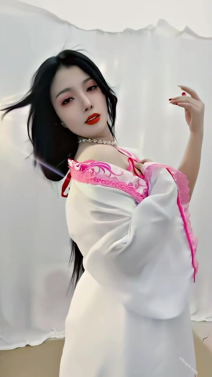 【高顏反差美少女】古風露臉抖音風藝校才女 楊曉花定製露臉福利，現代古風各種裸舞，又美又欲，值得一看 (1)
