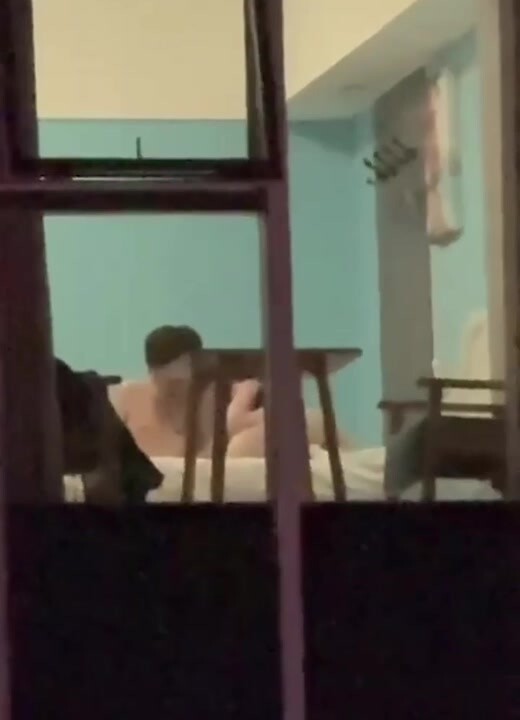 日照安泰國際廣場大瓜情侶做愛不拉窗簾被上千人圍觀 事後有吃瓜群眾直接敲門提醒 現場影片火爆抖音