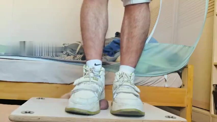 踩JJ,可以在雞雞上調腳踏舞,踩剁擬,在疼痛中射精…