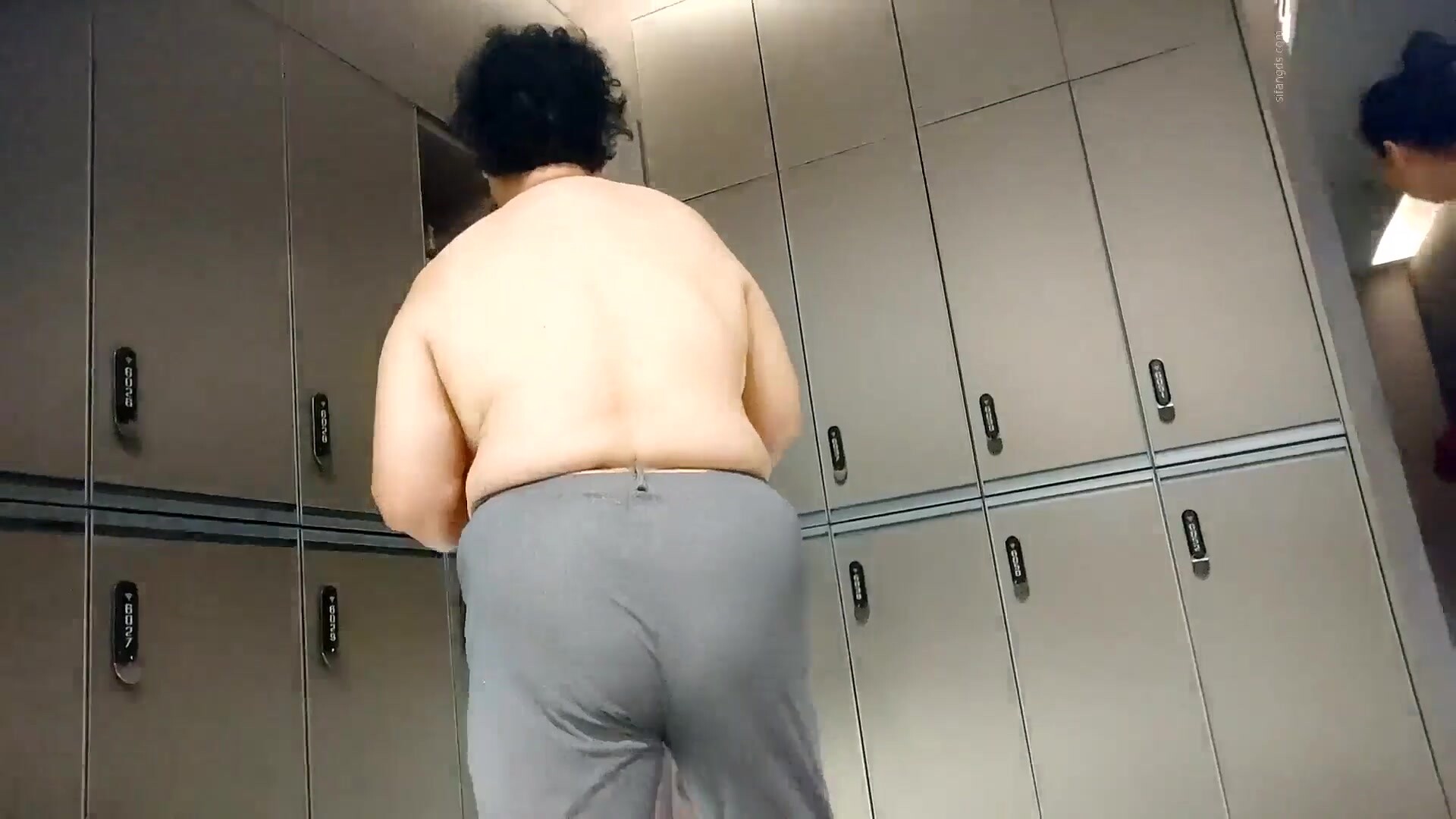 高檔洗浴中心內部員工偷拍多位白白嫩嫩的美少婦洗澡泡湯