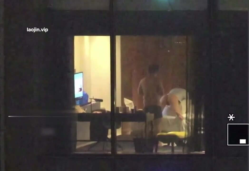 【五星級酒店窗外偷拍】短髮翹臀的可愛反差女生，男朋友酷愛她的屁股，又白又淨身體一定很香