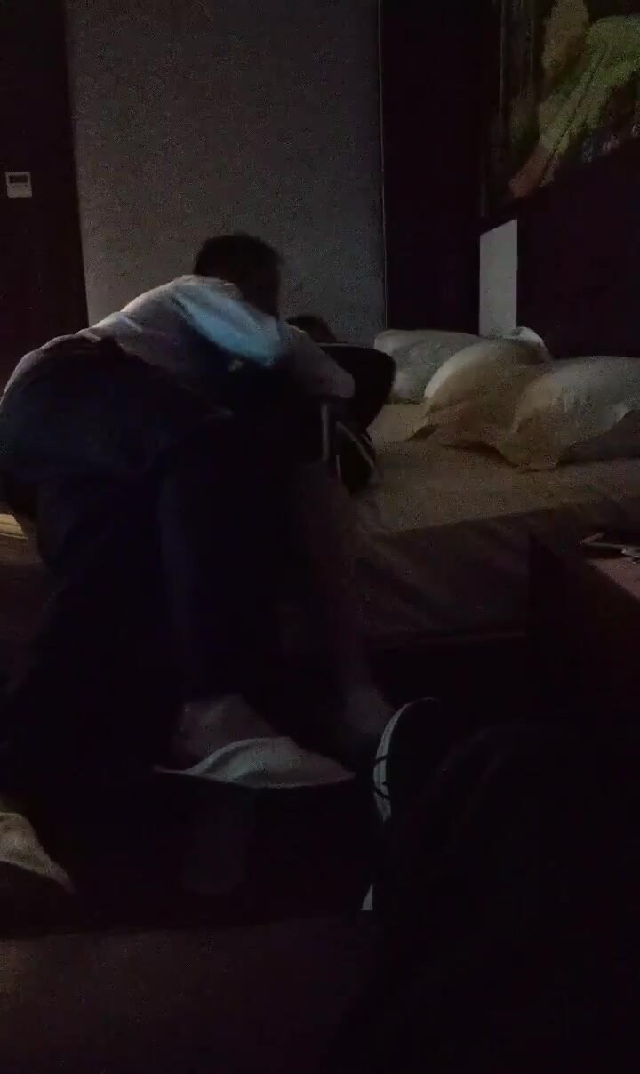 老婆生平第一次被別的男人碰十分抗拒單男過程曲折但總體講第一次3p約單男還算成功